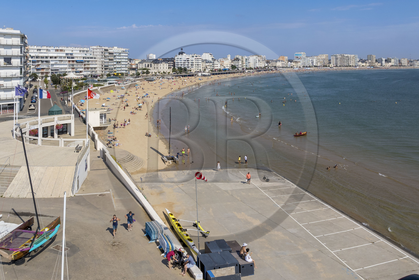 France, Vendée (85), Les-Sables-d'Olonne, la Grande Plage et les immeubles du front de mer (vue aérienne)