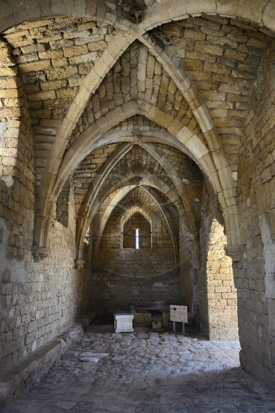 Israël, district d'Haifa, Césarée (Caesarea Maritima), ruines de Césarée, porte des remparts de la citadelle des croisés
