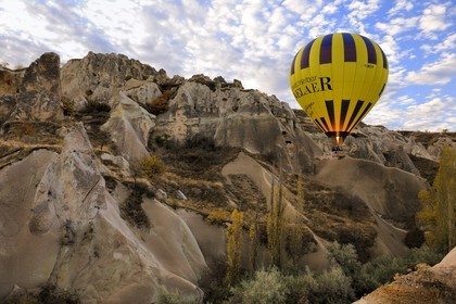 Turquie, Anatolie Centrale, province de Nevsehir, Cappadoce classée Patrimoine Mondial de l'UNESCO, survol en montgolfière du vallon de Balkan à Ortahisar (vue aérienne)
