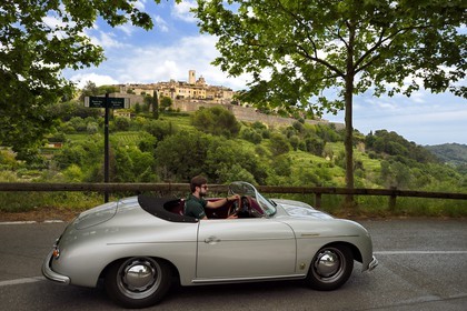 France, Alpes-Maritimes (06), Saint-Paul-de-Vence, Porsche Speedster 356 décapotable de collection