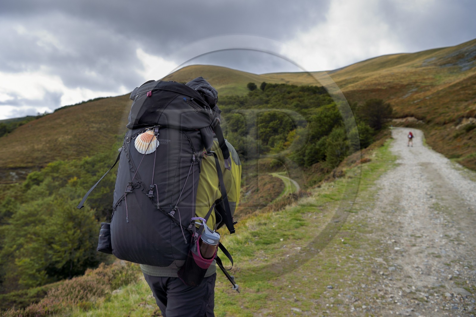 Espagne, Pays-Basque, Navarre, chemin de Saint-Jacques de Compostelle entre Saint-Jean-Pied-de-Port et Roncevaux, pèlerins au col de Lepoeder
