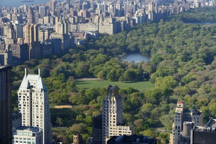 Etats-Unis, New York, Manhattan, Central Park et la Hudson River, Trump Park building (ancien Barbizon Plaza Hotel) sur Central Park South au premier plan (centre)