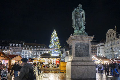 France, Bas-Rhin (67), Strasbourg, vieille ville classée au Patrimoine Mondial de l’UNESCO, le Grand Sapin de Noël de la place Kléber, stand de vin chaud