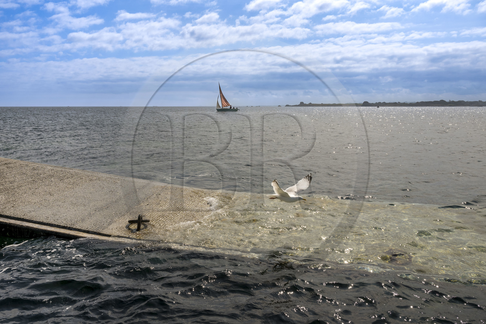 France, Finistère (29), Pays des Abers, jetée de l'Ile Vierge dans l'archipel de Lilia