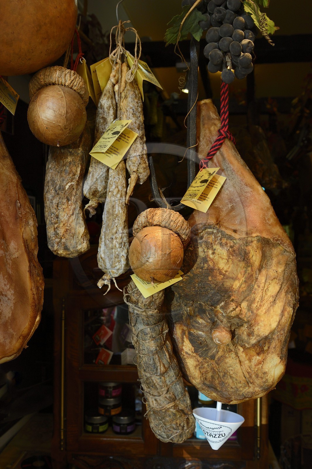 France, Corse-du-Sud (2A), Ajaccio, jambon et charcuterie corse dans la vitrine de l'épicerie fine U Stazzu
