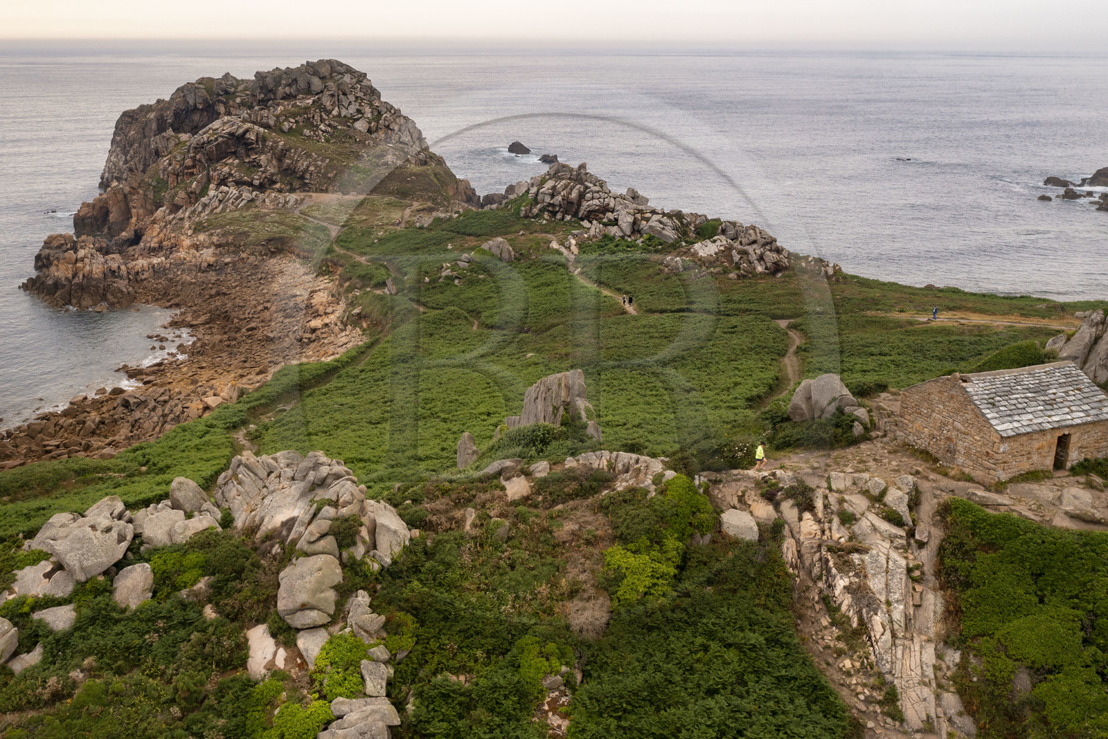 France, Finistère (29), Plougasnou, Primel-Trégastel, la Pointe de Primel à l'extrémité de la Baie de Morlaix et la maison du douanier sur le GR34 (vue aérienne)