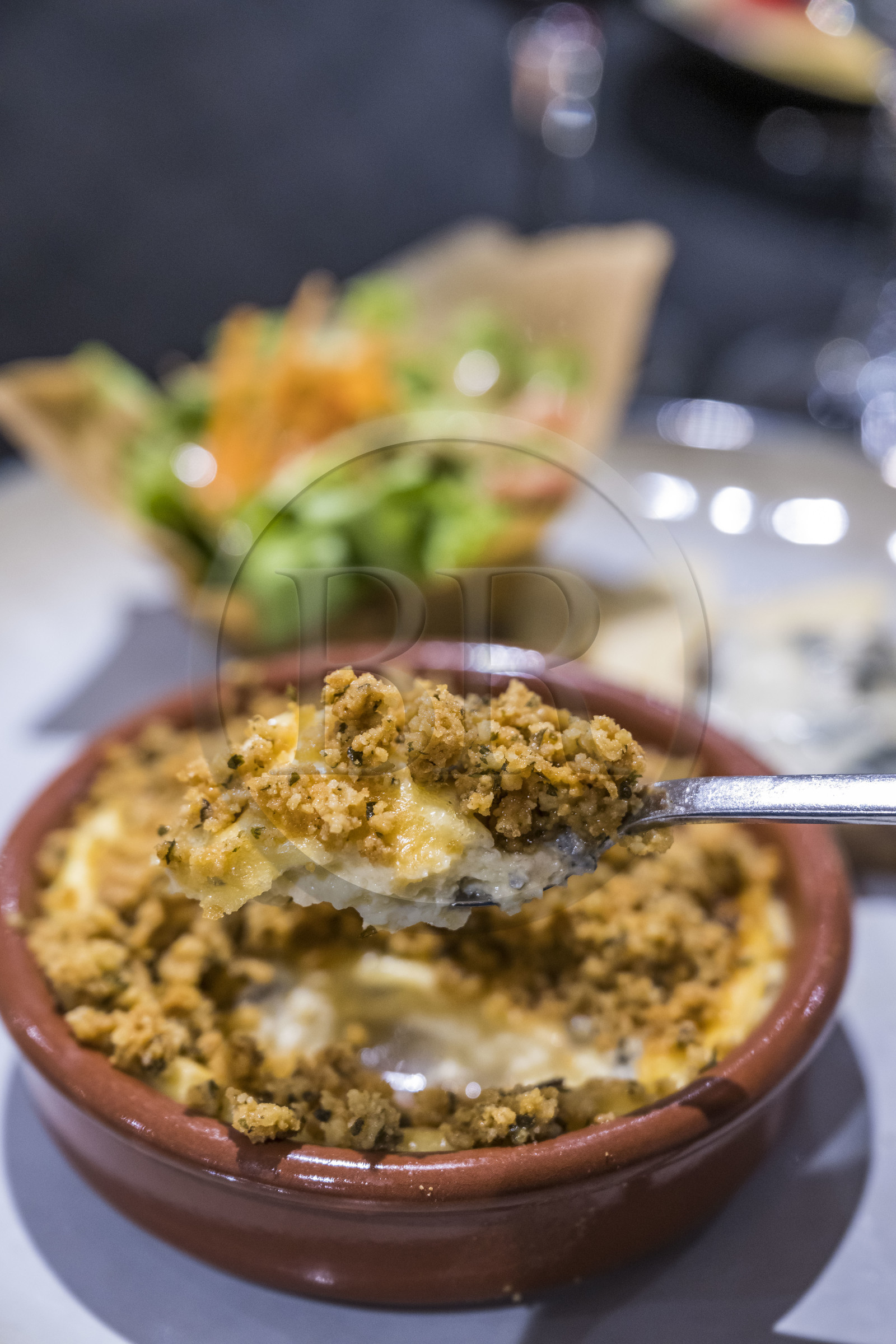 France, Aveyron (12), parc naturel régional des Grands-Causses, Saint-Affrique, restaurant Le Chat Qui Dort, Crumble au Roquefort