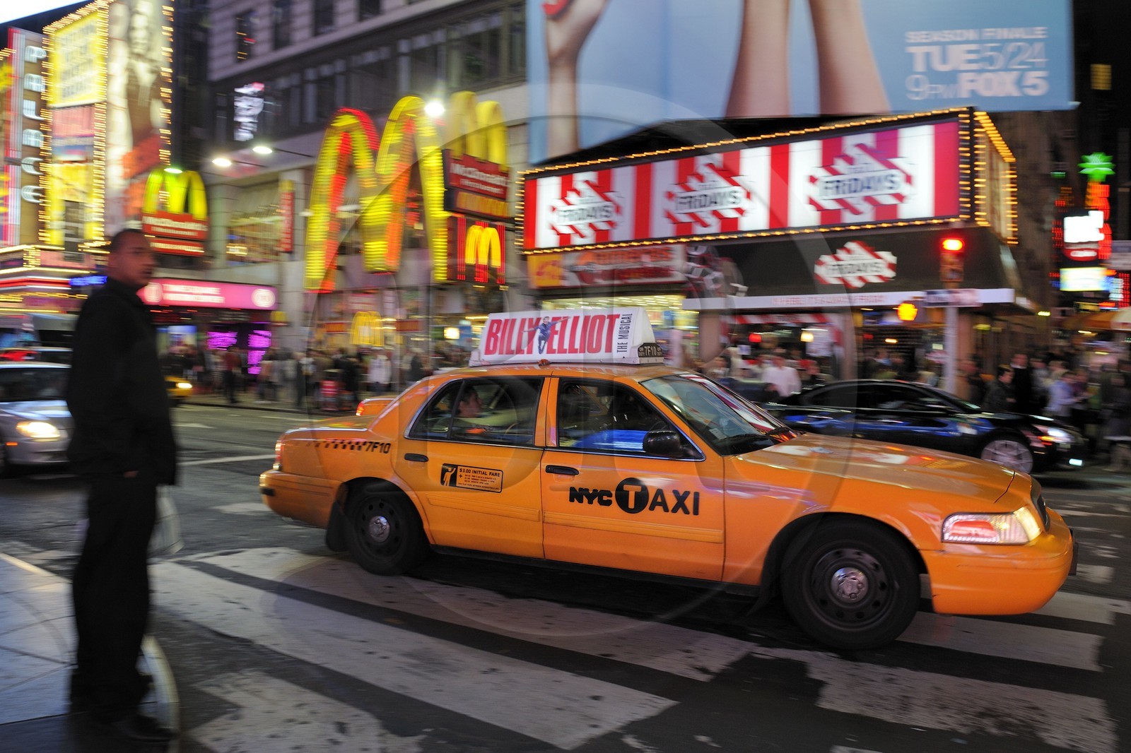 Etats-Unis, New York, Manhattan, Theater district sur Broadway, taxi jaune à Times Square