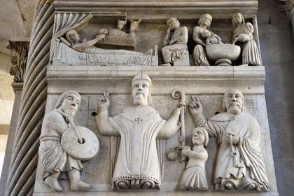 Croatie, Dalmatie, cote dalmate, Split, vieille ville romaine classée Patrimoine Mondial de l'UNESCO, palais de Dioclétien, la cathédrale Saint-Domnius construite dans l'ancien mausolée de l'empereur romain Dioclétien, Saint-Domnius et Saint-Anastase représentés ensemble sur le bas-relief du portail