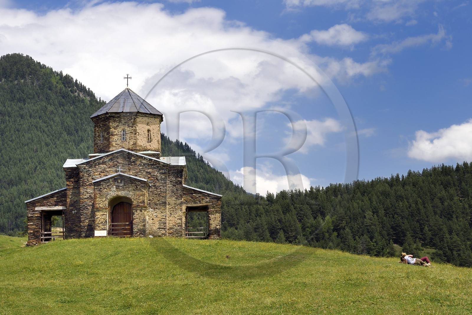 Géorgie, Kakheti, Parc national de Touchétie, l'église ortodoxe du village de Shenako