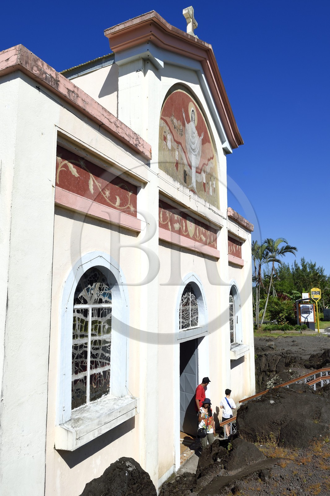 France, Ile de la Reunion, Piton-Sainte-Rose , l'église Notre-Dame-des-Laves épargnée par la coulée de lave aujourd’hui solidifiée qui s’est arrêtée sur son porche lors d’une éruption du volcan du Piton de la Fournaise survenue en 1977