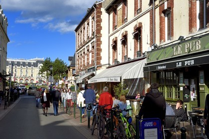 France, Calvados (14), Pays d'Auge, la côte Fleurie, Cabourg, la rue principale avenue de la Mer et le Grand Hotel en arrière plan
