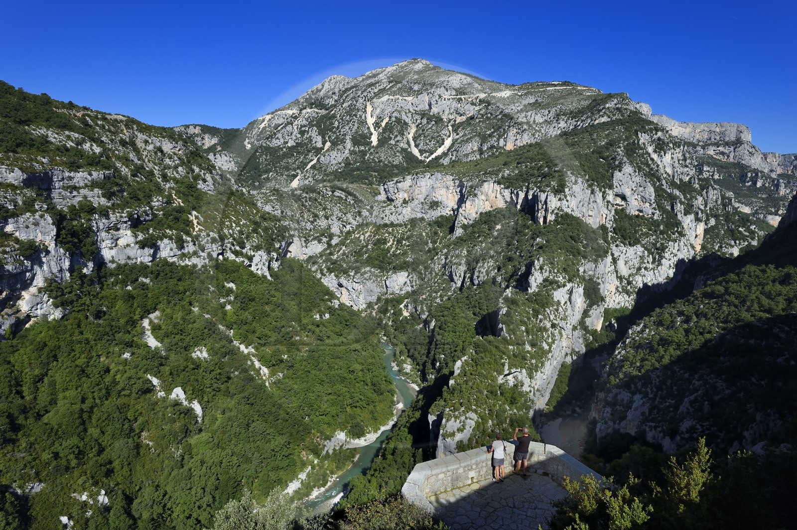 France, Alpes-de-Haute-Provence (04), parc naturel régional du Verdon, Gorges du Verdon, vue sur le Verdon et la Brèche Imbert depuis le belvédère du balcon de la Mescla