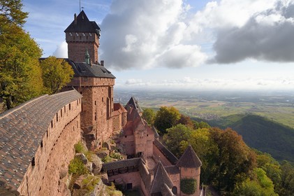 France, Bas-Rhin (67), Orschwiller, le chateau du Haut-Koenigsbourg et la plaine d'Alsace en arrière plan