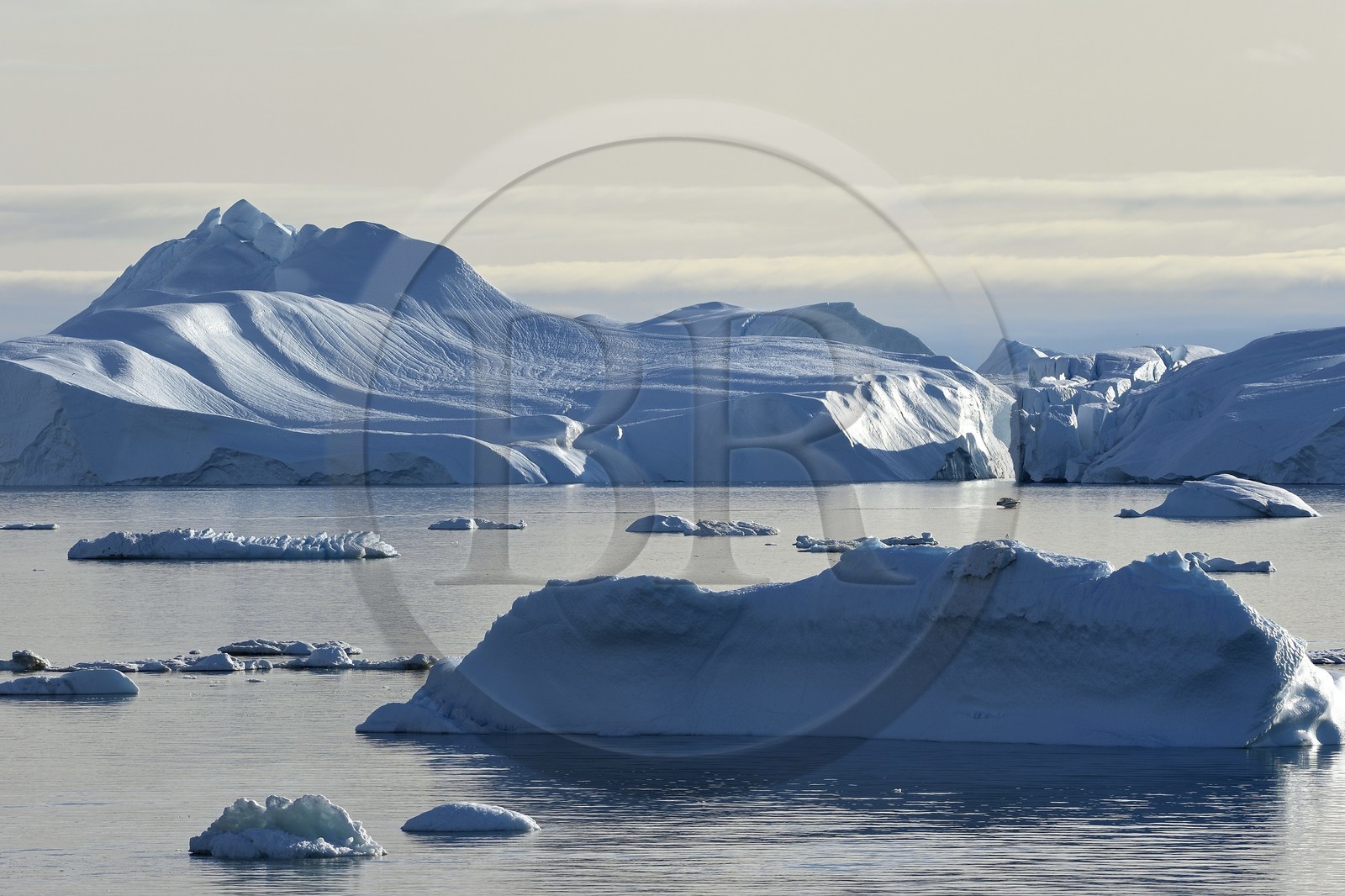 Groenland, cote ouest, baie de Disko, Ilulissat, hors-bord traversant le site du fjord glacé classé Patrimoine Mondial de l'UNESCO