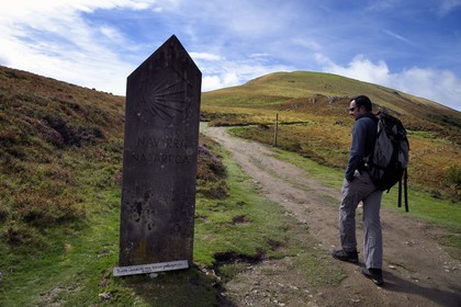 France, Pyrénées-Atlantiques (64), Pays-Basque, chemin de Saint-Jacques de Compostelle sur le GR 65 entre Saint-Jean-Pied-de-Port et Roncevaux vers le col de Bentarte, borne frontière entre Navarre en Espagne et Basse-Navarre en France