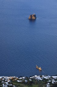 Italie, Sicile, iles Eoliennes, classées Patrimoine Mondial de l'UNESCO, ile de Stromboli, ilot de Strombolicchio, roche de magma solidifié provenant d'un ancien bouchon volcanique, occupé aujourd'hui par un phare