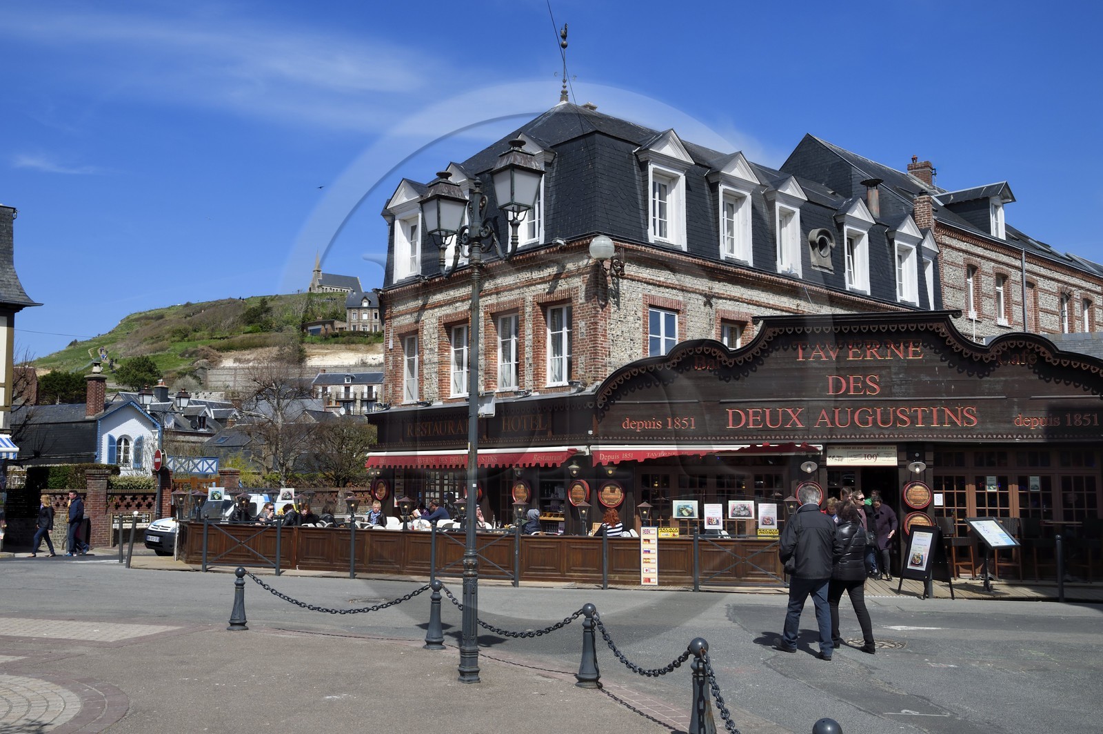 France, Seine-Maritime (76), Pays de Caux, Côte d'Albâtre, le centre ville d'Etretat surplombé par l'église Notre-Dame-de-la-Garde sur la falaise d'Amont, la taverne des deux Augustins