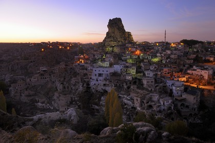 Turquie, Anatolie Centrale, province de Nevsehir, Cappadoce classée Patrimoine Mondial de l'UNESCO, village d' Ortahisar à la tombée de la nuit