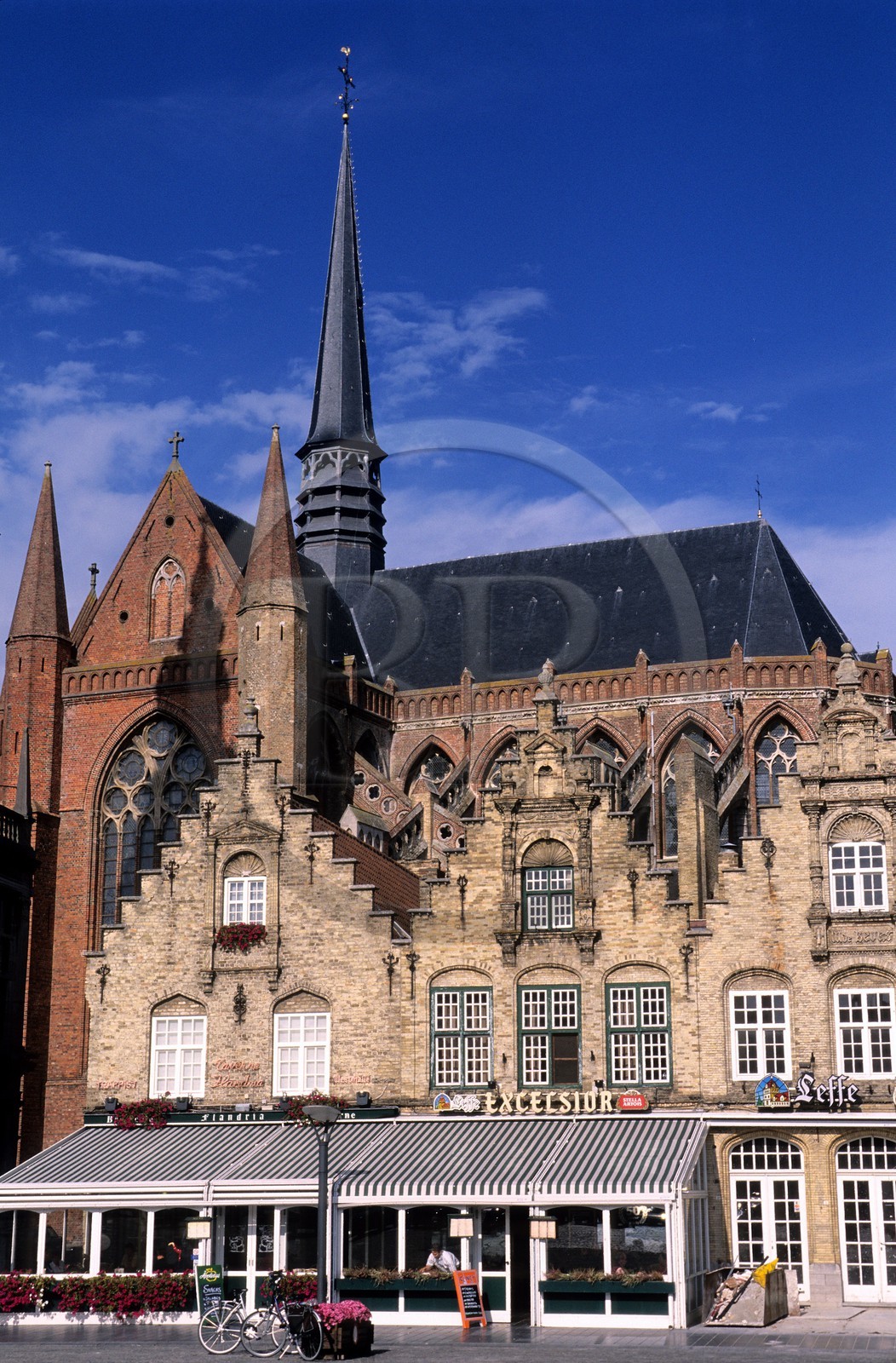 Belgique, Flandre-Occidentale, ville de Furnes (Veurne), maisons à pignons et restaurant sur la Grand' place