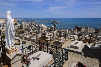 France, Hérault (34), Sète, le cimetière marin Paul Valery et le port en arrière