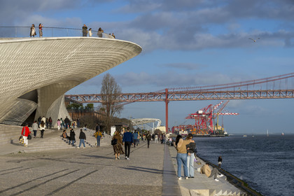 Portugal, Lisbonne, quartier de Belem, MAAT (Musée d'Art, Architecture et Technologie ou Museu de Arte, Arquitetura e Tecnologia) sur les bords du Tage, inauguré en 2016 et conçu par l'architecte britannique Amanda Levete, le pont Ponte 25 de Abril en arrière plan