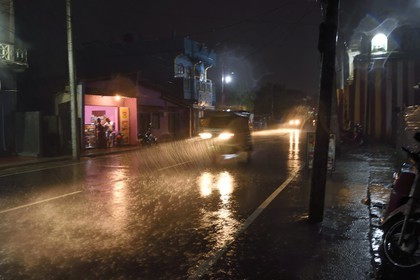 Sri Lanka, province de l'Est, Trincomalee, pluies torrentielles de la mousson dans Main Street
