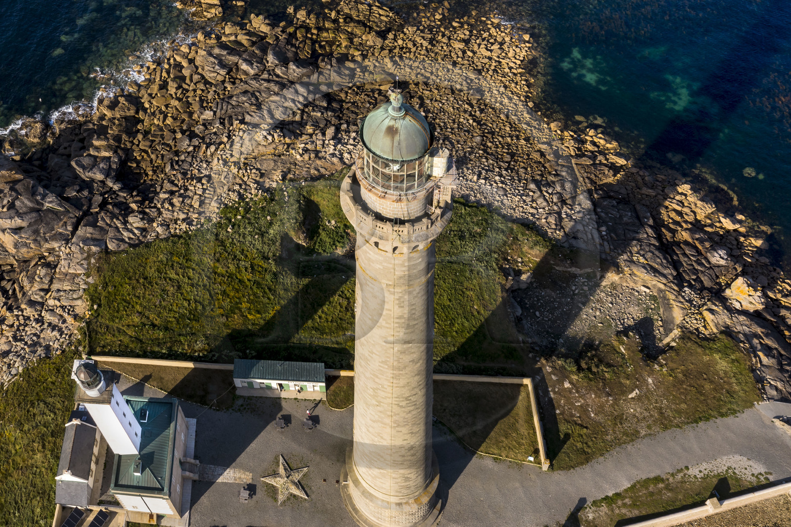 France, Finistère (29), Pays des Abers, Ile Vierge dans l'archipel de Lilia, le phare de l'Ile Vierge, le plus haut phare d'Europe avec 82,5 mètres, et l'ancien phare de 1845 (vue aérienne)