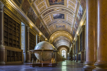 France, Seine-et-Marne (77), Fontainebleau, chateau de Fontainebleau, classé Patrimoine Mondial par l'UNESCO, la Galerie de Diane transformée en bibliothèque sous le Second Empire et contenant le globe terrestre réalisé pour Napoléon Ier en 1810