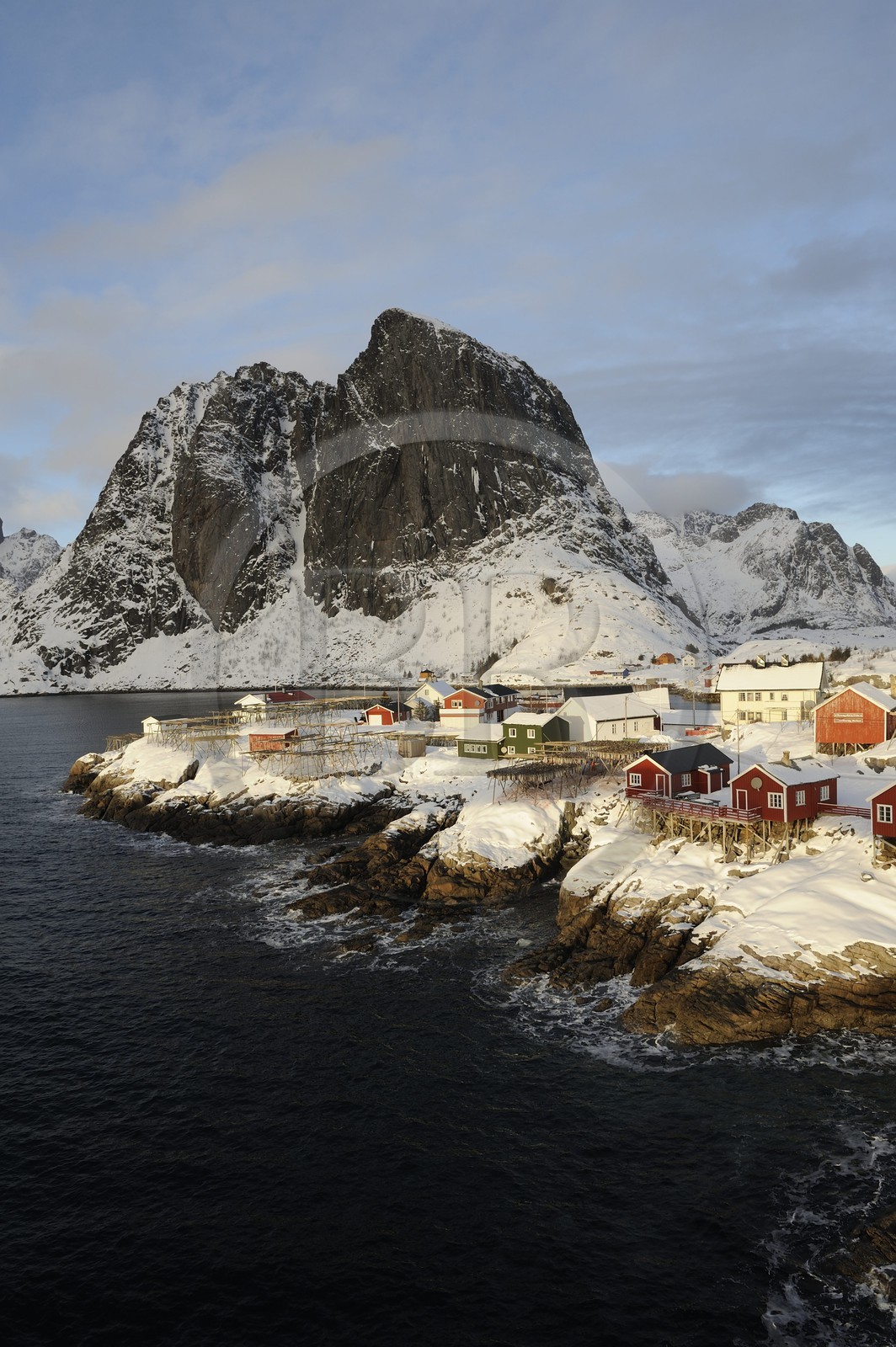 Norvège, Nordland, Iles Lofoten, Ile de Moskenes, le port de pêche de Hamnoy près de Reine, accrochage du cabillaud (morue) pour le séchage