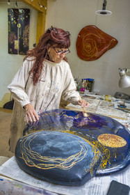 France, Hauts-de-Seine (92), Colombes, l'artiste et laqueur Isabelle Emmerique dans son atelier