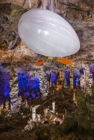 France, Gard (30), Méjannes-le-Clap, grotte de La Salamandre, découverte de la grotte en Aéroplume®, un ballon dirigeable individuel gonflé à l'hélium qui permet de s'envoler en battant des ailes