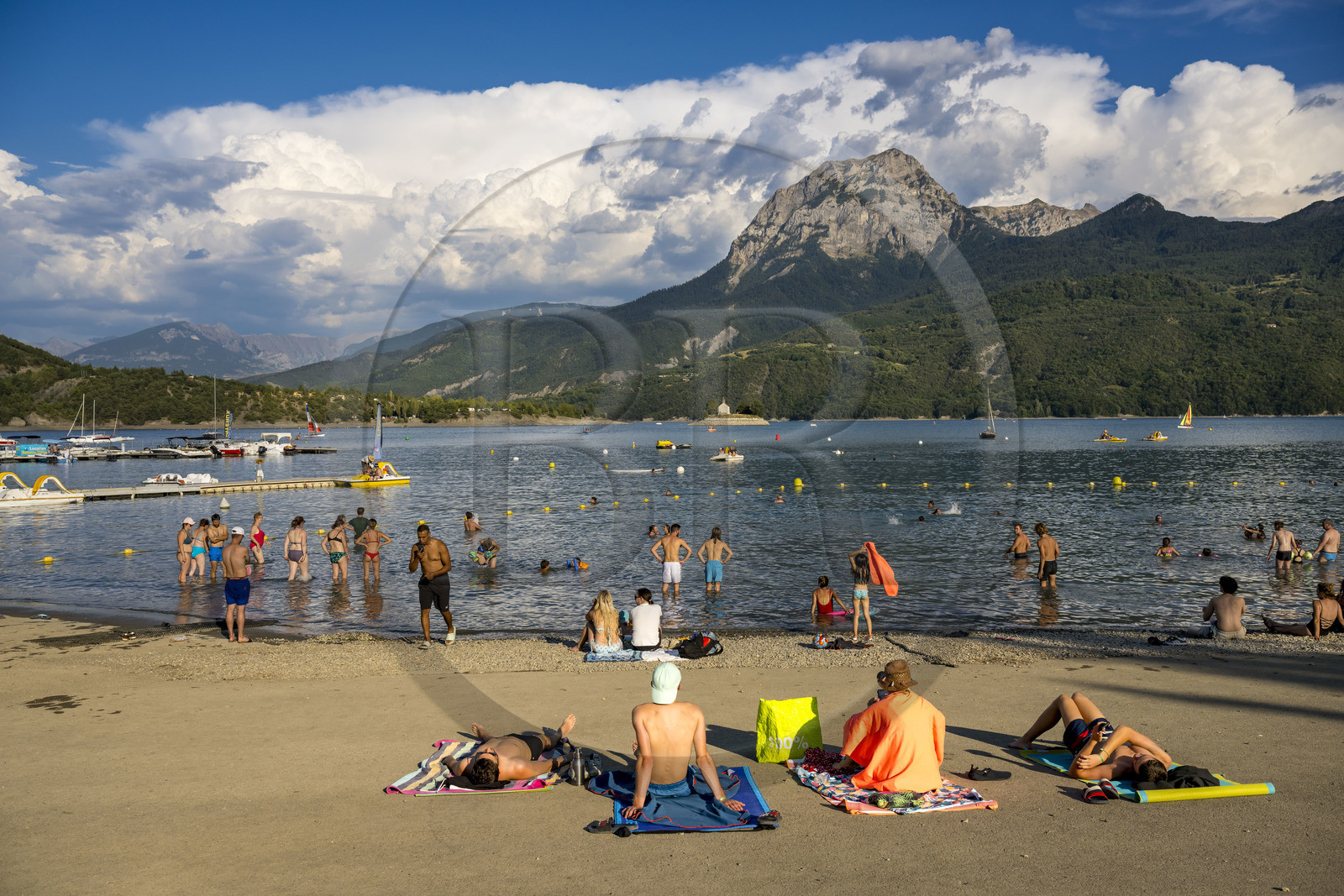 France, Hautes Alpes (05), Chorges, lac de Serre-Ponçon, la baie et la chapelle Saint-Michel, le sommet du Pic de Morgon (2324 m) en arrière-plan