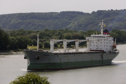 France, Seine-Maritime (76), Caudebec-en-Caux, bateau de haute mer Bulk Carrier Dobrota remontant la Seine en direction du port de Rouen