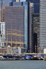 Etats-Unis, New York, Downtown Manhattan, l'East River devant South Street Seaport vue de la Promenade à  Brooklyn