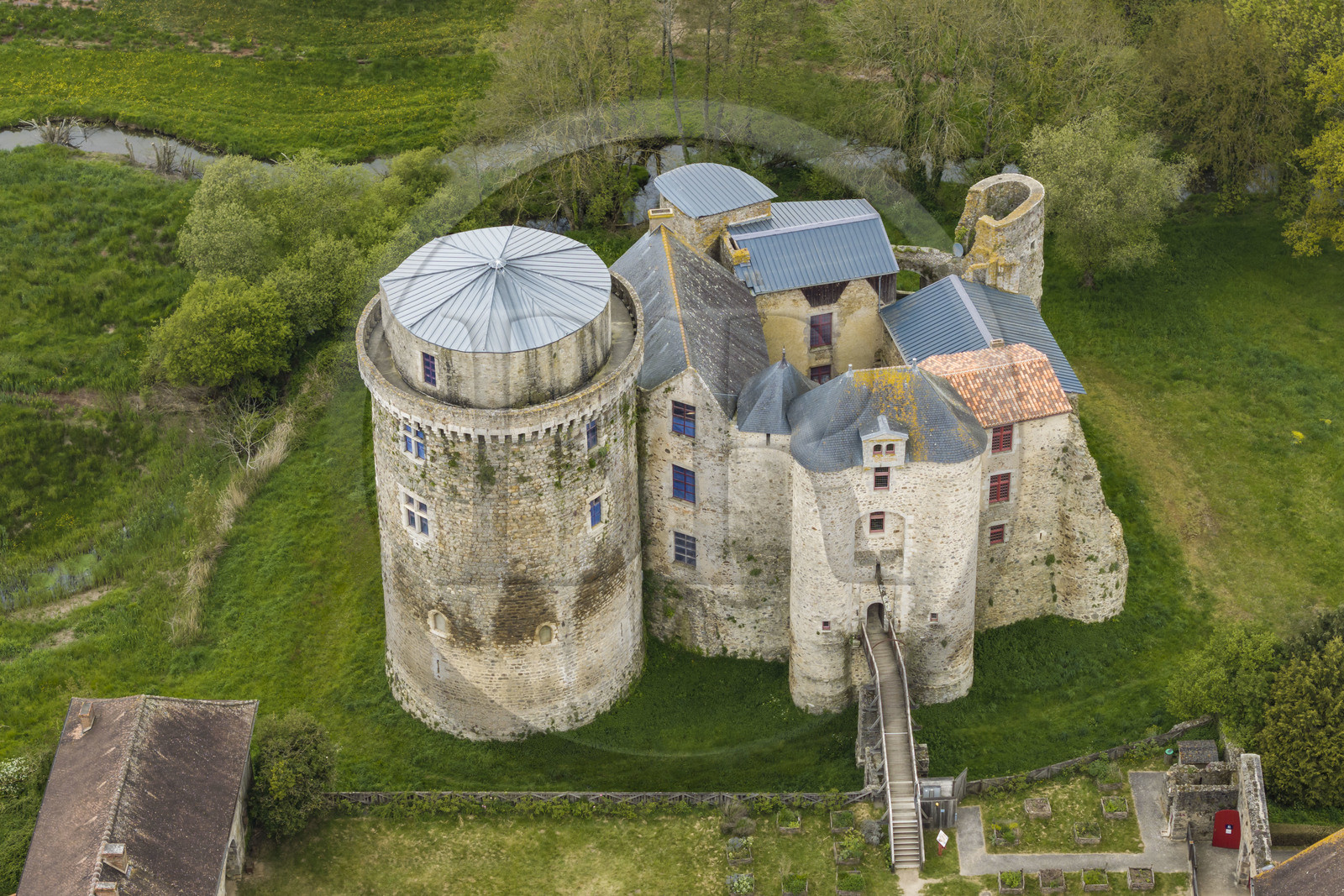 France, Deux-Sèvres (79), Saint-André-sur-Sèvre, chateau fort de Saint-Mesmin des XIVe et XVe siècles à la limite de la Vendée (vue aérienne)
