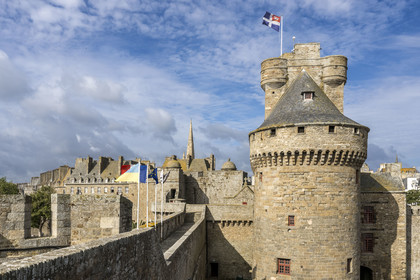 France, Ille-et-Vilaine (35), Côte d'Emeraude, Saint-Malo, le chateau de Saint-Malo (XVème siècle) qui abrite l'Hotel de Ville et le Grand Donjon sur lequel flotte le drapeau de la ville