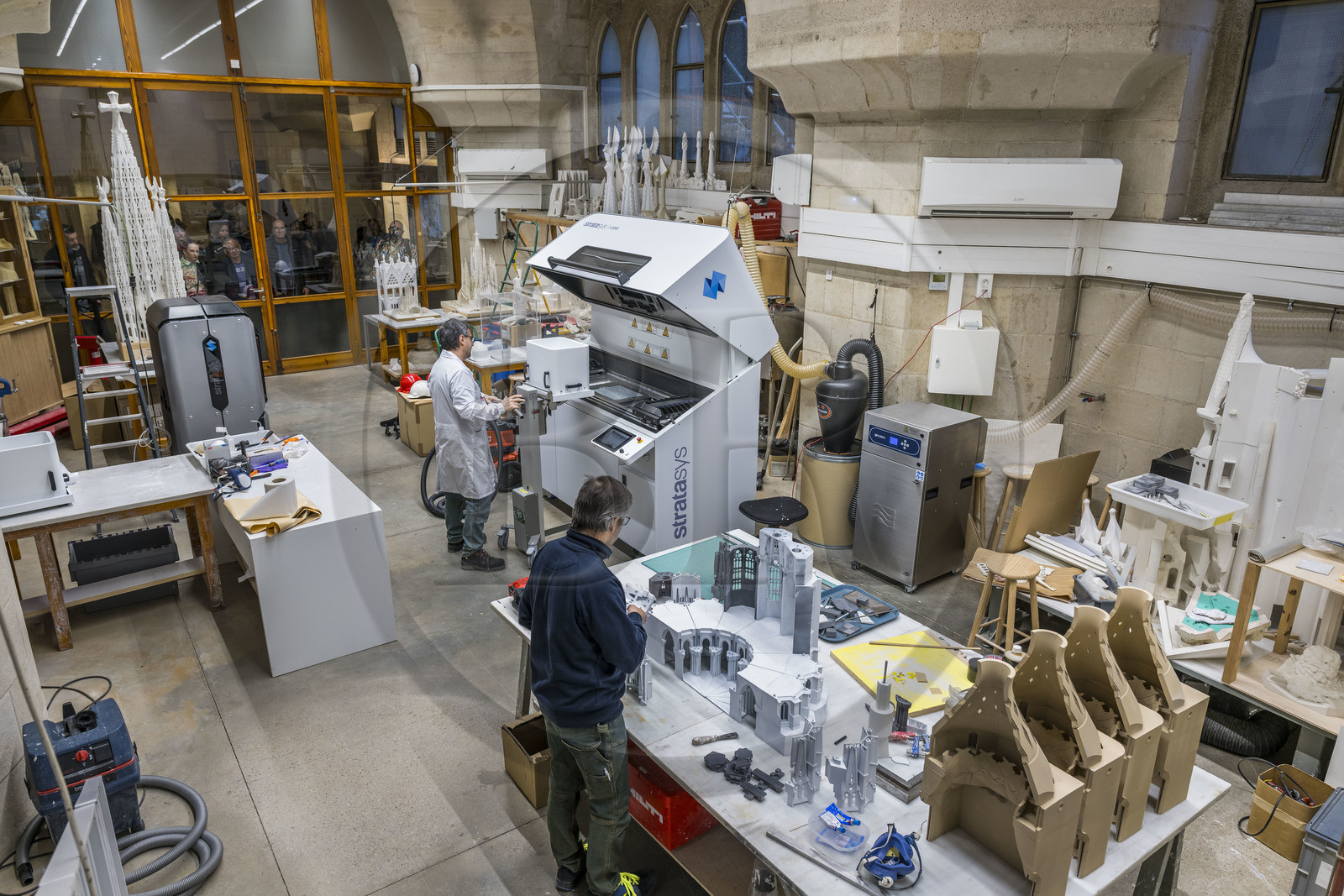 Espagne, Catalogne, Barcelone, quartier de l'Eixample, basilique de la Sagrada Familia de l'architecte du modernisme catalan Antoni Gaudi classée Patrimoine Mondial de l'UNESCO, l'atelier maquettes, Ignasi Badia Nogués reconstitue la maquette fabriquée en 3D (avec la machine en arrière plan) de la facade de l'abside orientée Nord Ouest