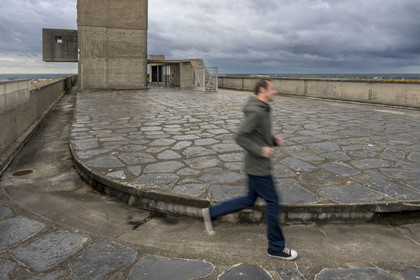 France, Loire-Atlantique (44), banlieue de Nantes, Rezé, la Maison Radieuse par l'architecte Le Corbusier, la piste de course sur le toit terrasse