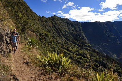 France, Ile de la Reunion, Parc National de la Réunion classé Patrimoine Mondial de l'UNESCO, La Possession, vers le village de Dos d'Ane, randonnée de la Roche Bouteille, randonneurs sur le sentier Cap Noir et le Cirque de Mafate à droite