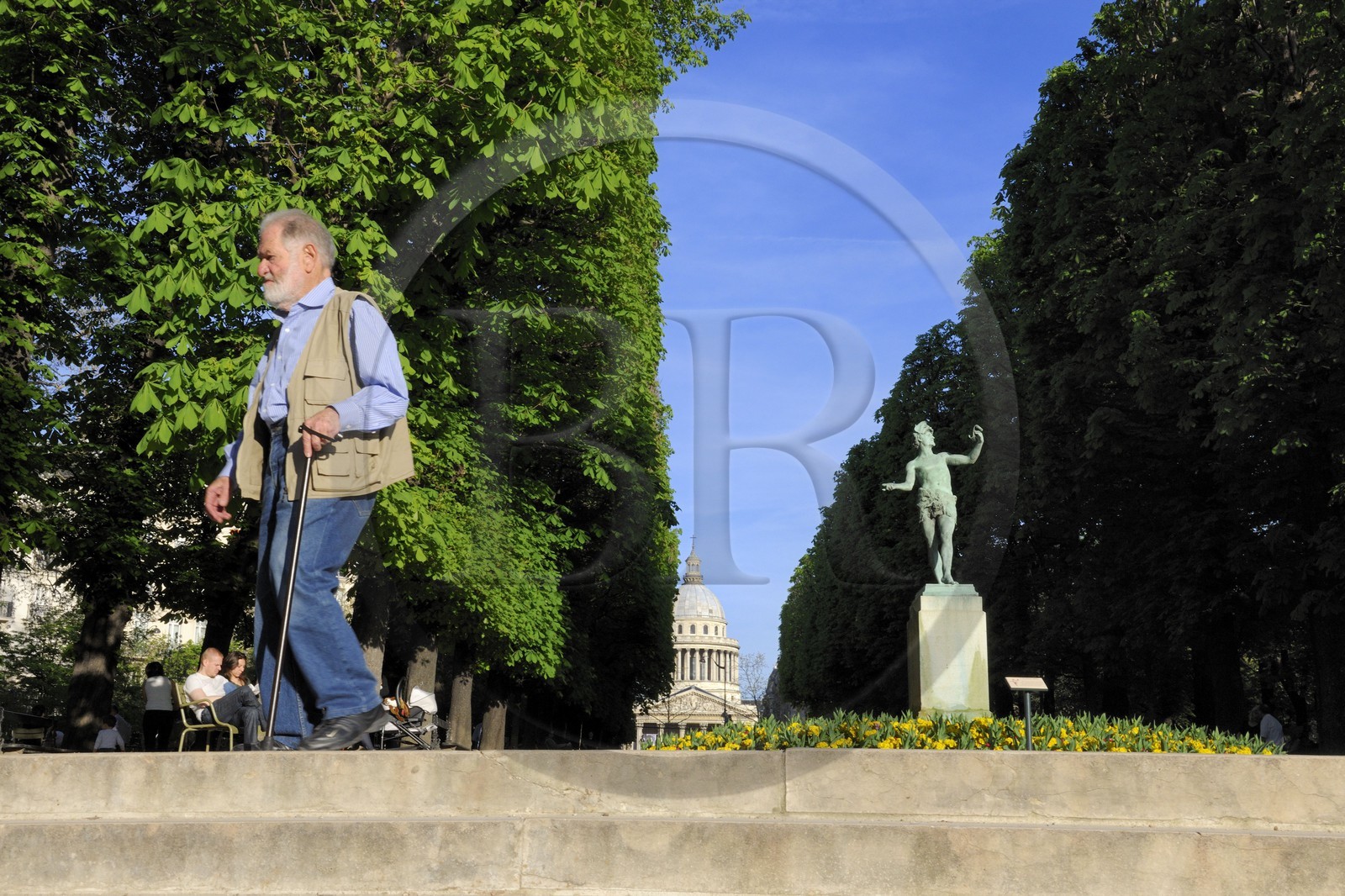 France, Paris (75), l' Acteur Grec par Charles-Arthur Bourgeois au Jardin du Luxembourg avec le Panthéon en arrière-plan