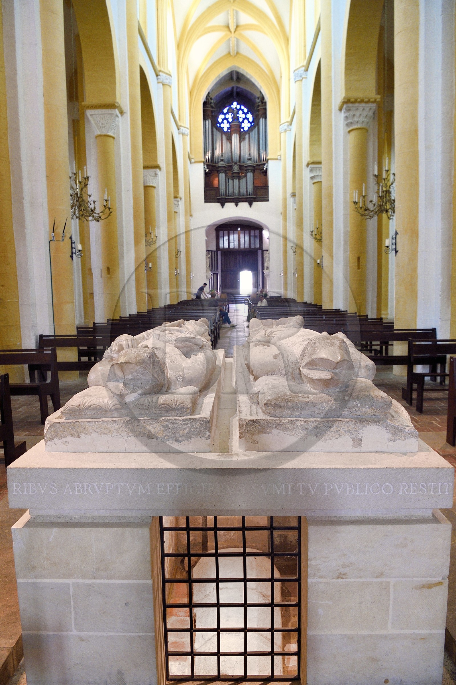 France, Allier (03), ancienne province du Bourbonnais, Souvigny, l'église prieurale clunisienne Saint-Pierre-et-Saint-Paul, nécropole ducale des Ducs de Bourbon, gisants de deux illustres abbés de Cluny devenus Saint Mayeul et Saint Odilon