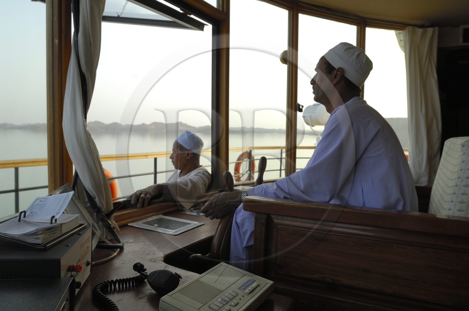Egypte, Haute Egypte, Nubie, Lac Nasser, croisière sur le lac à bord du bateau Qasr Ibrim, la cabine de pilotage et le capitaine