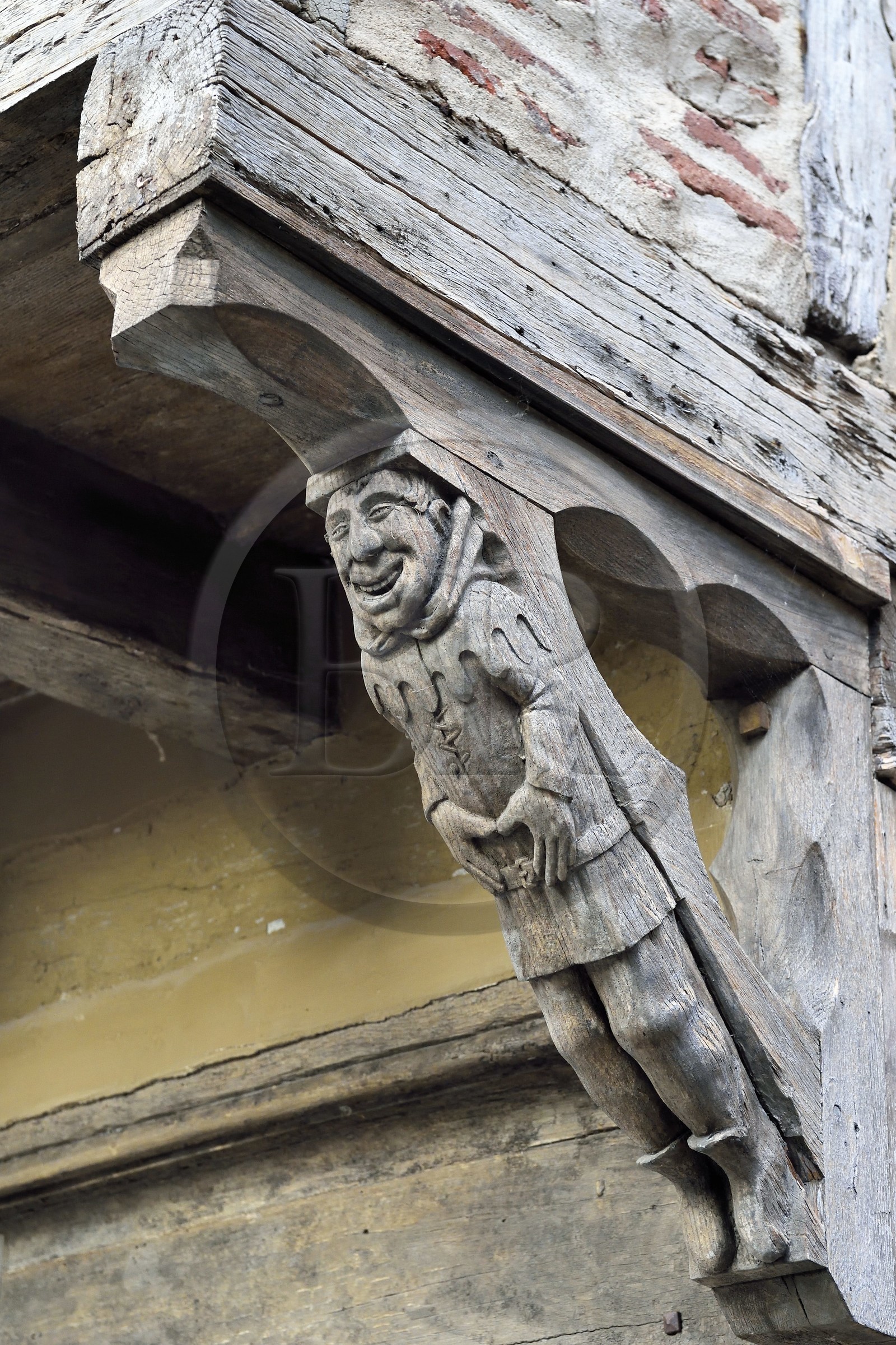 France, Haute-Loire (43), Brioude, maison du célébre contrebandier du XVIIe siècle Louis Mandrin, consoles ornées de sculptures atlantes réalisées vers 1940