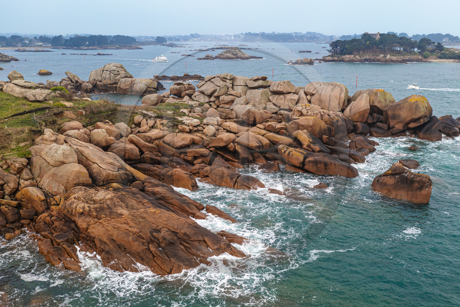 France, Côtes-d'Armor (22), Côte de Granit Rose, Perros-Guirec, Ploumanac'h, rocher de la pointe de Skewell (Squéouel) sur le sentier des Douaniers aussi chemin de Grande Randonnée GR 34 et le chateau de Costaérès sur son ile en arrière plan (vue aérienne)