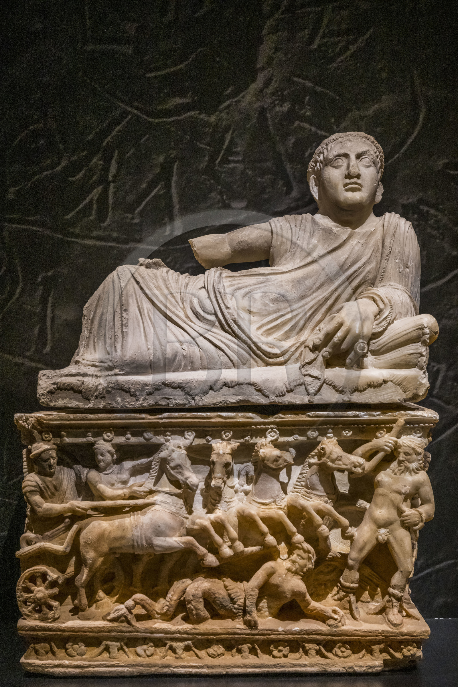 France, Gard (30), Nîmes, Musée de la Romanité, une urne cinéraire étrusque en albatre représentant le voyage d'un défunt sur un char (Volterra IIème siècle av. J.-C.)(exposition temporaire)