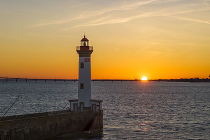 France, Loire-Atlantique (44), Saint-Nazaire, le phare du Vieux Mole sur l'estuaire