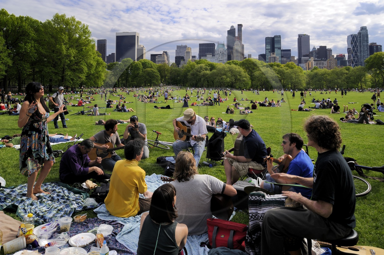 Etats-Unis, New York, Manhattan, Central Park, un dimanche sur le Sheep Meadow, rencontre d'un groupe d'ami musiciens