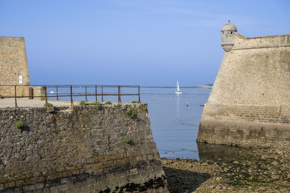 France, Morbihan (56), Port-Louis, la citadelle de Port-Louis remaniée par Vauban à l'entrée de la rade de Lorient, musée de la Compagnie des Indes, échauguette protégeant la première porte d'entrée
