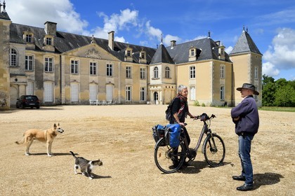 France, Charente-Maritime (17), Saintonge, Port-d'Envaux, cycliste faisant la véloroute La Flow Vélo arrivant au Chateau de Panloy, en compagnie du régisseur Sylvain Fougerit